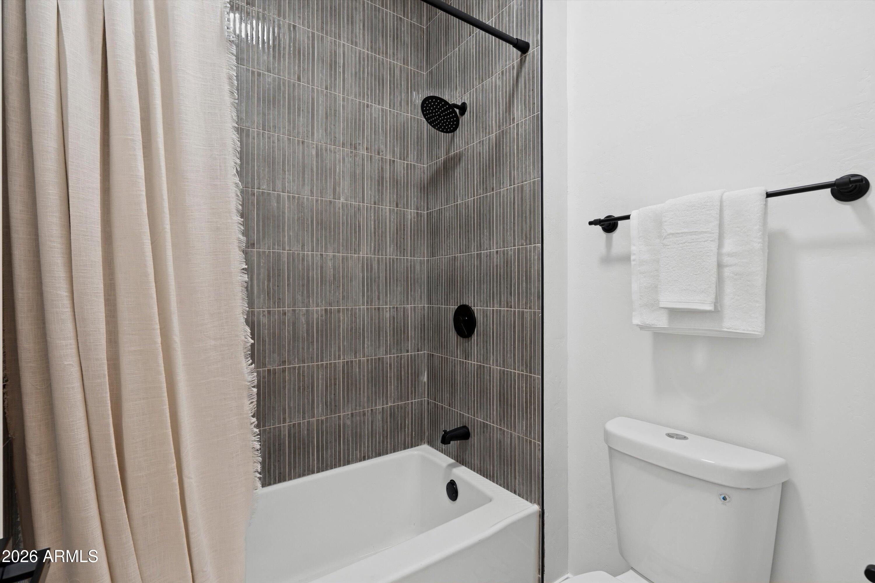 2011 East Clipper Lane Gilbert, AZ 85234 - Photo 25 of 39 33-Bathroom 1