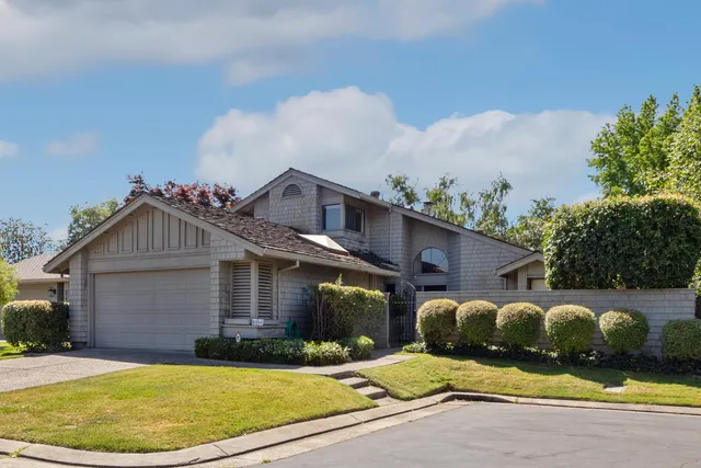 a view of a house with backyard