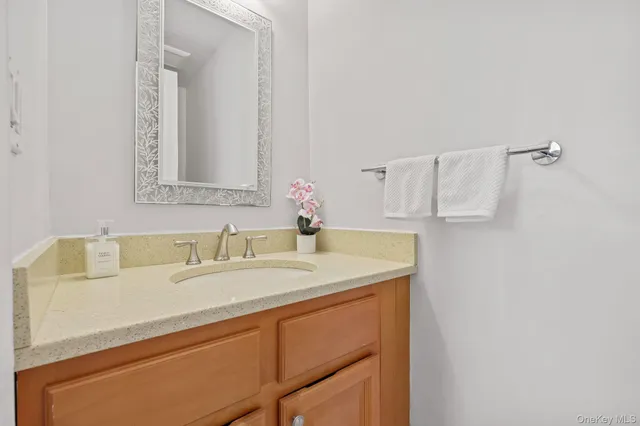 $839,000 | 11 Pondview Cl, Chappaqua, NY 10514