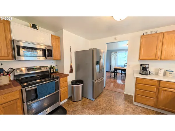 $425,000 | 2110 East Main Street, Cottage Grove, OR 97424