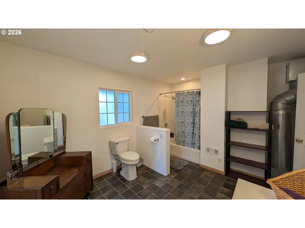 $425,000 | 2110 East Main Street, Cottage Grove, OR 97424