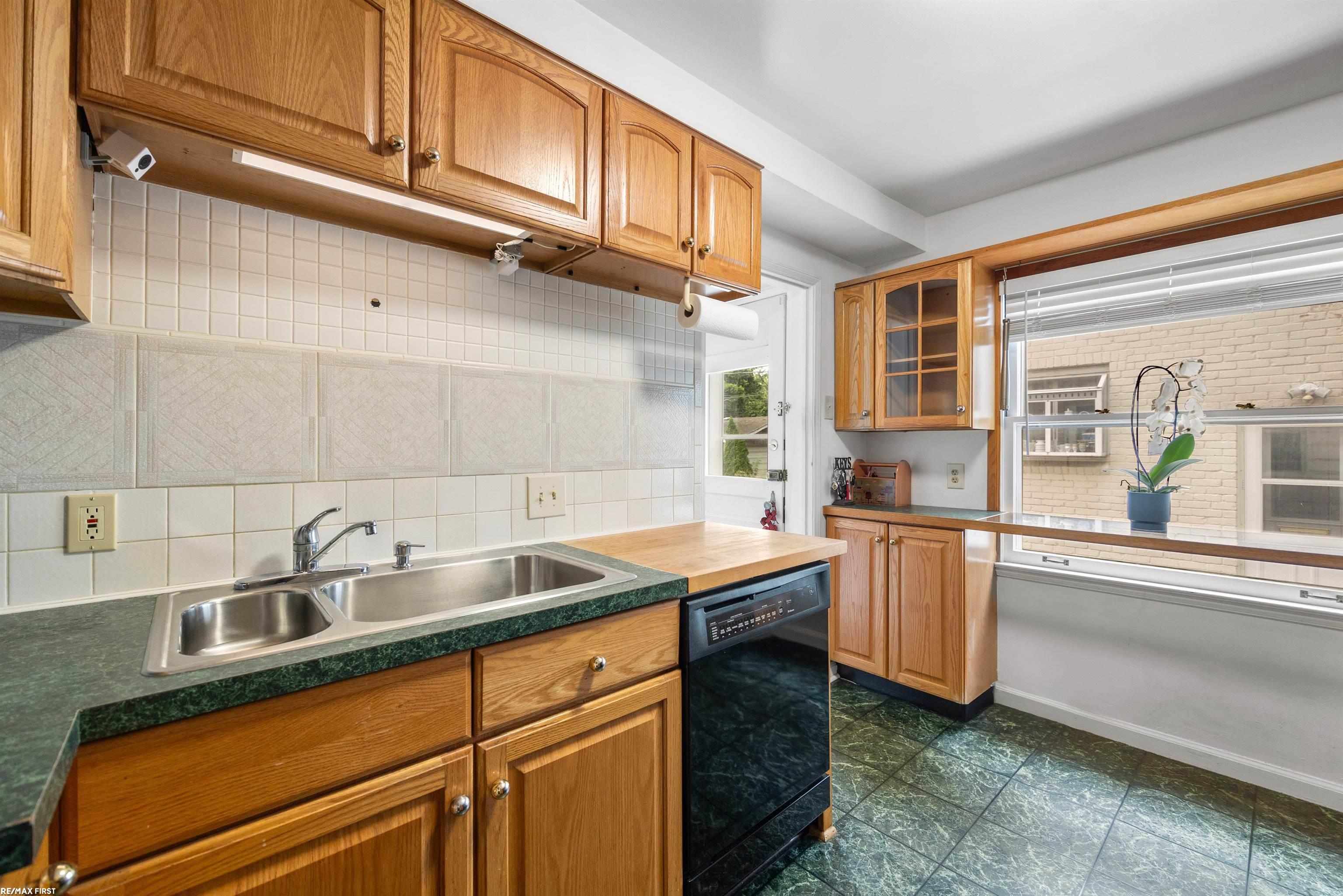 1400 Vernier Road Grosse Pointe, MI 48236 - Photo 17 of 33 50150529-7CAF56F3-AA0B-4009-9E05-CC38146D7CE4.JPG