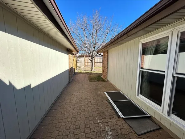 a view of a backyard