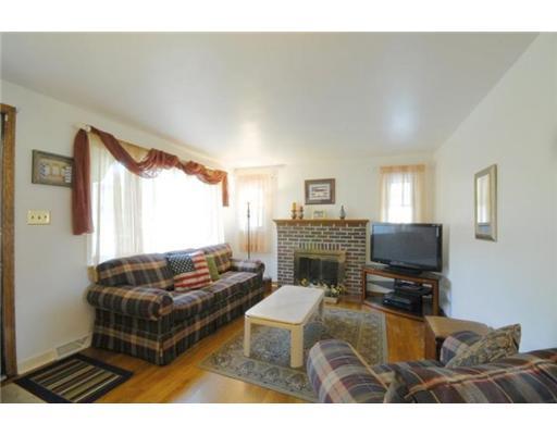 325 Balsinger Road Uniontown, PA 15401 - Photo 4 of 15 Living Room.