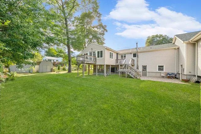 a view of a house with backyard and garden