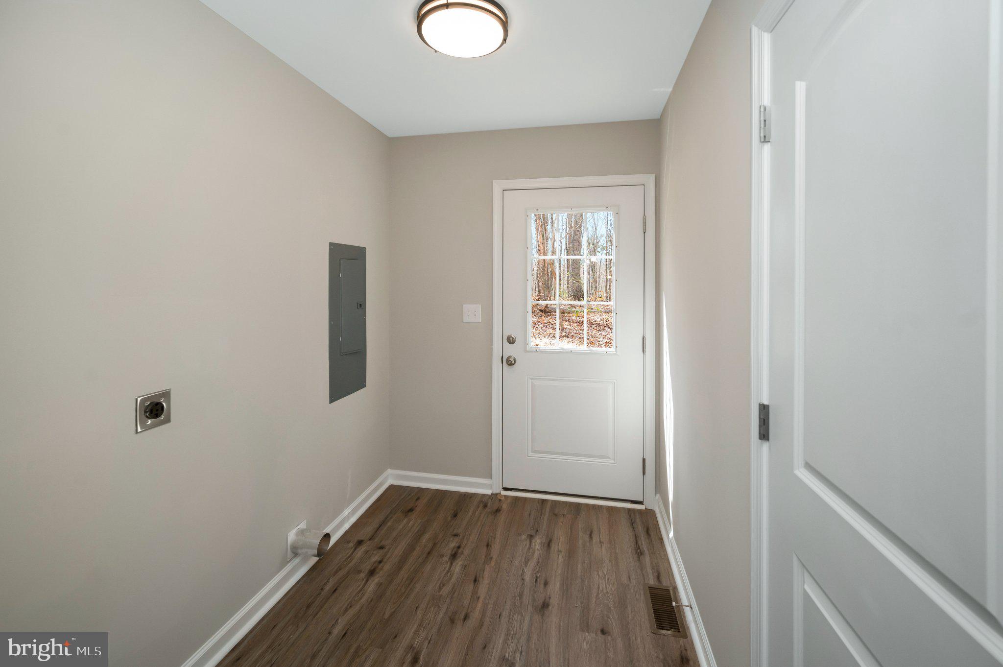 28150 Tatum Road Unionville, VA 22567 - Photo 16 of 28 Welcoming entryway with natural light.