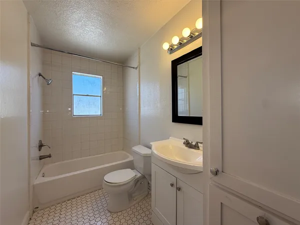 $1,100 | 425 East 9th Street, Unit 16, Houston, TX 77007