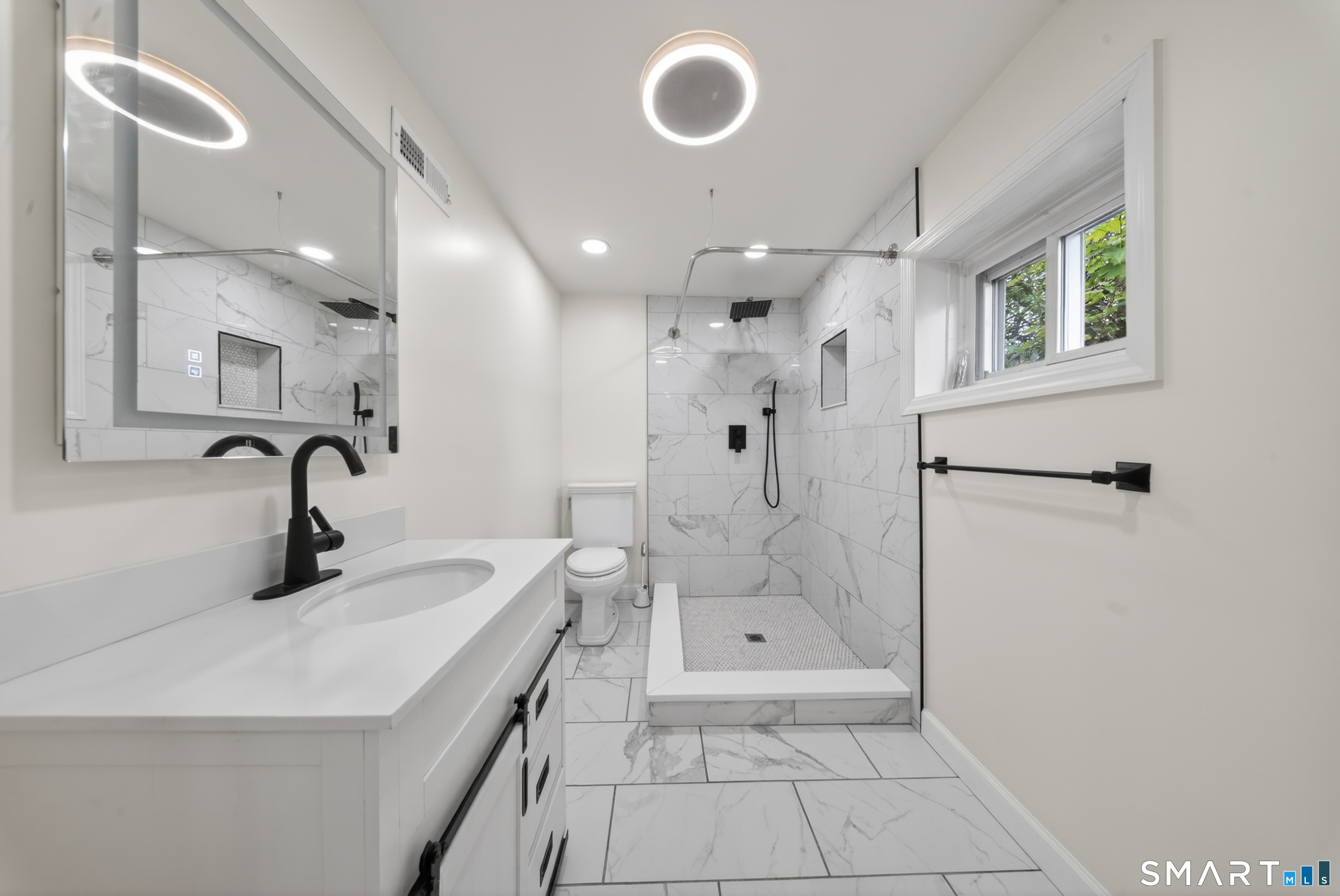 207 Hillcrest Road Bridgeport, CT 06606 - Photo 13 of 28 Primary bathroom
