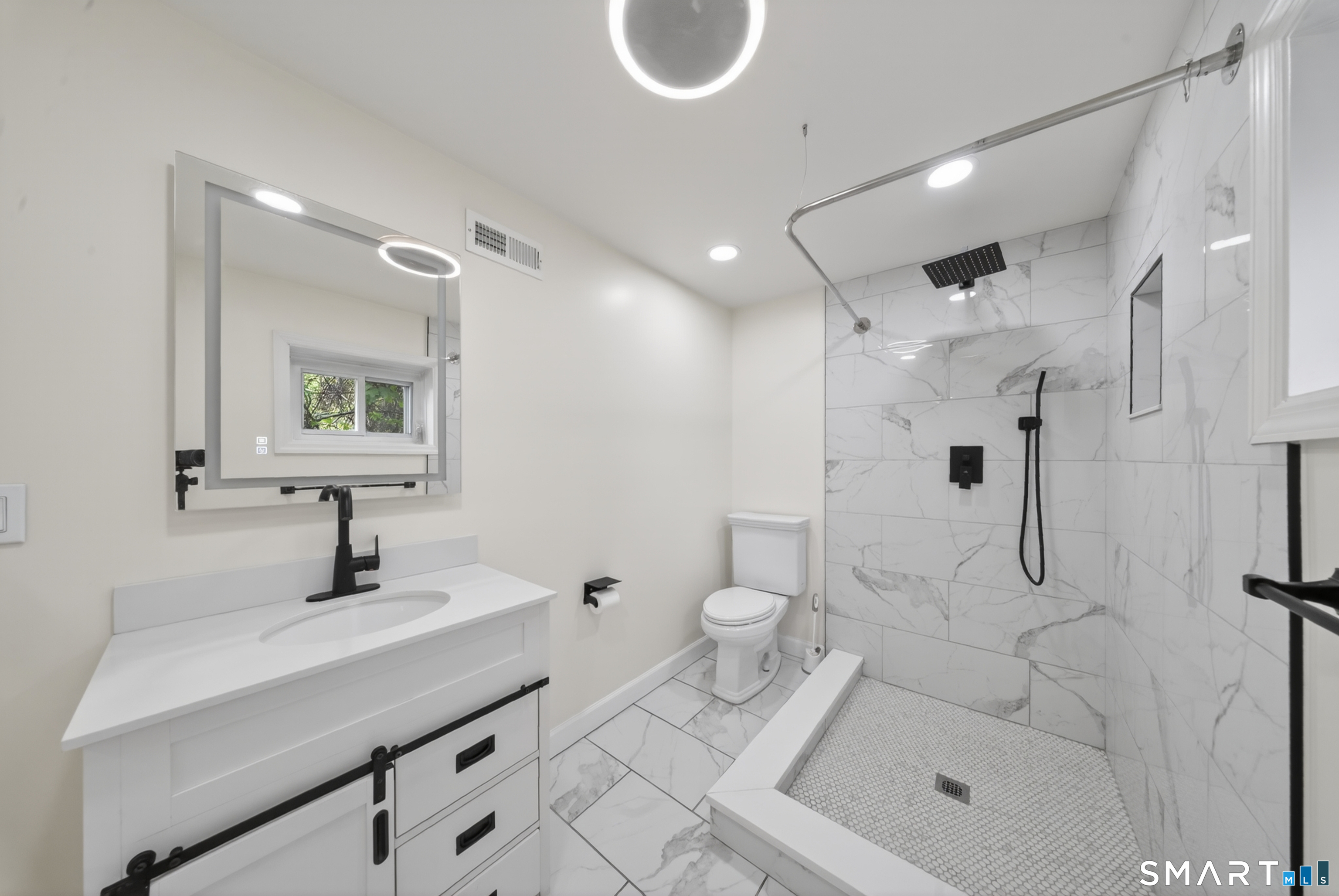 207 Hillcrest Road Bridgeport, CT 06606 - Photo 14 of 28 Primary bathroom