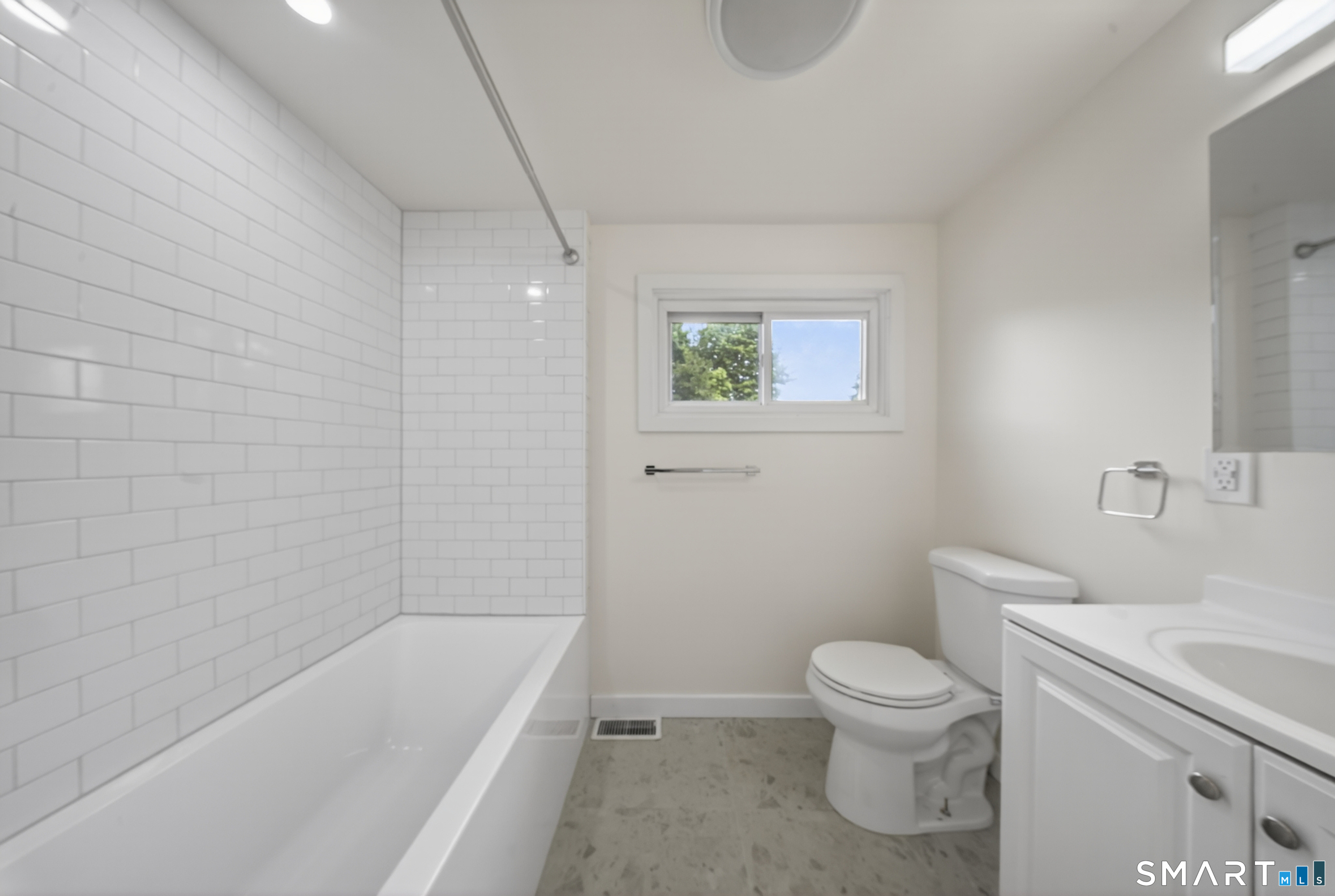 207 Hillcrest Road Bridgeport, CT 06606 - Photo 17 of 28 Second full bathroom