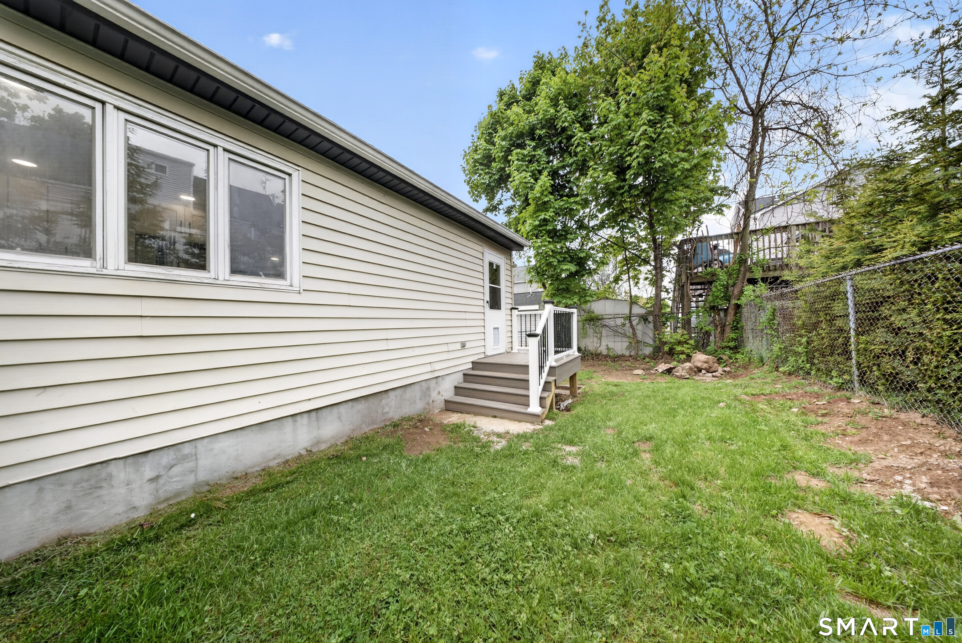 207 Hillcrest Road Bridgeport, CT 06606 - Photo 21 of 28 Backyard