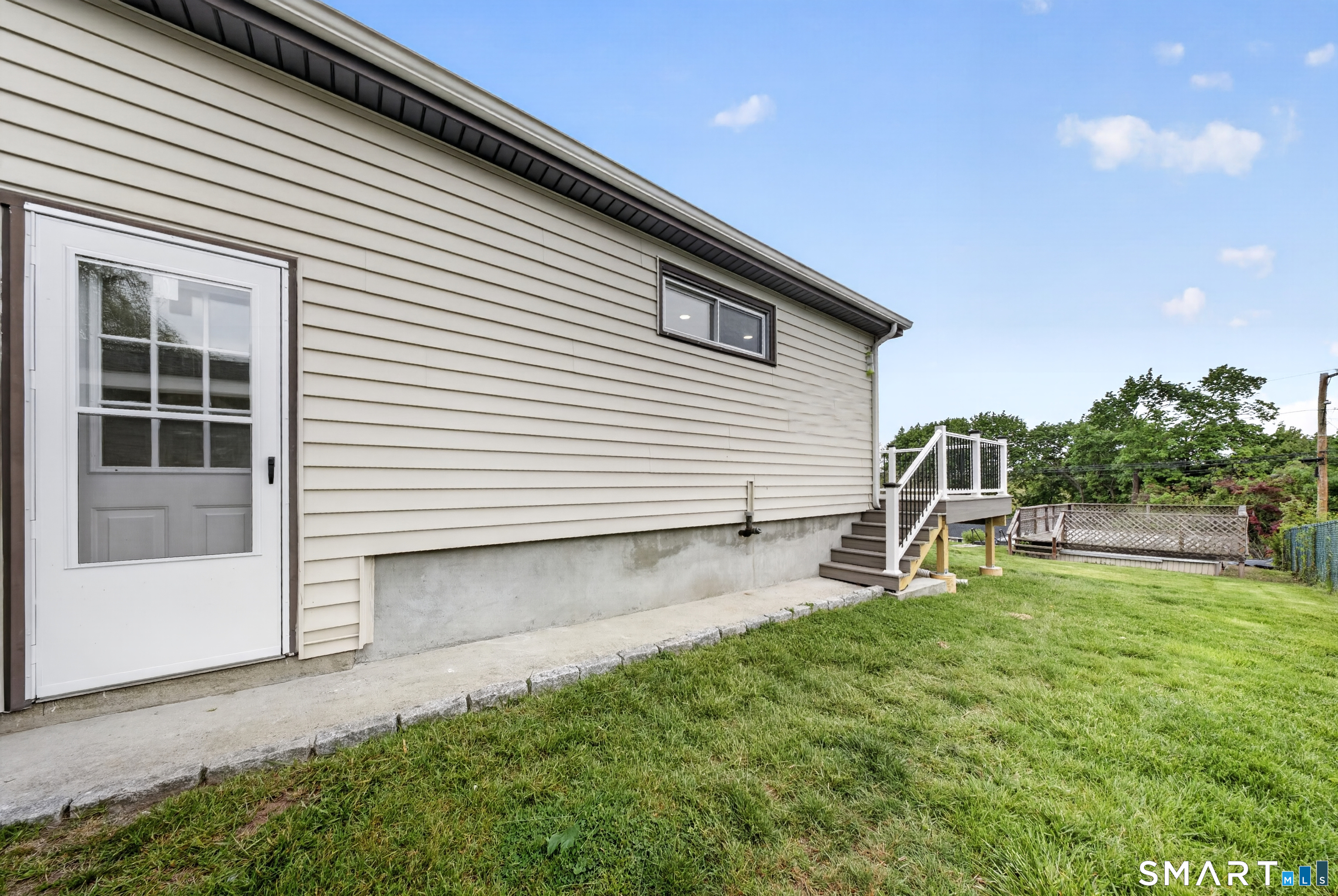 207 Hillcrest Road Bridgeport, CT 06606 - Photo 22 of 28 Side yard