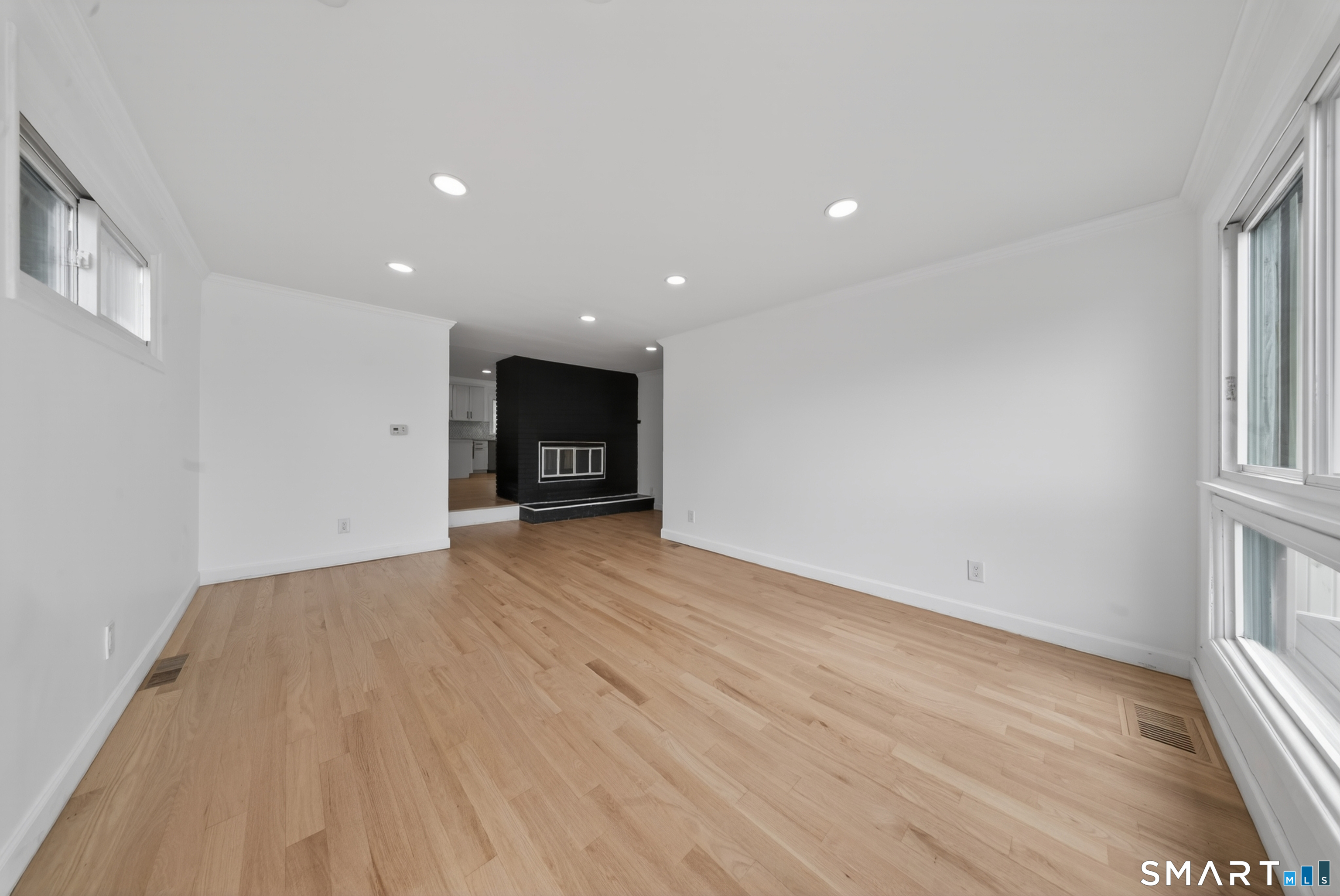 207 Hillcrest Road Bridgeport, CT 06606 - Photo 6 of 28 Living room
