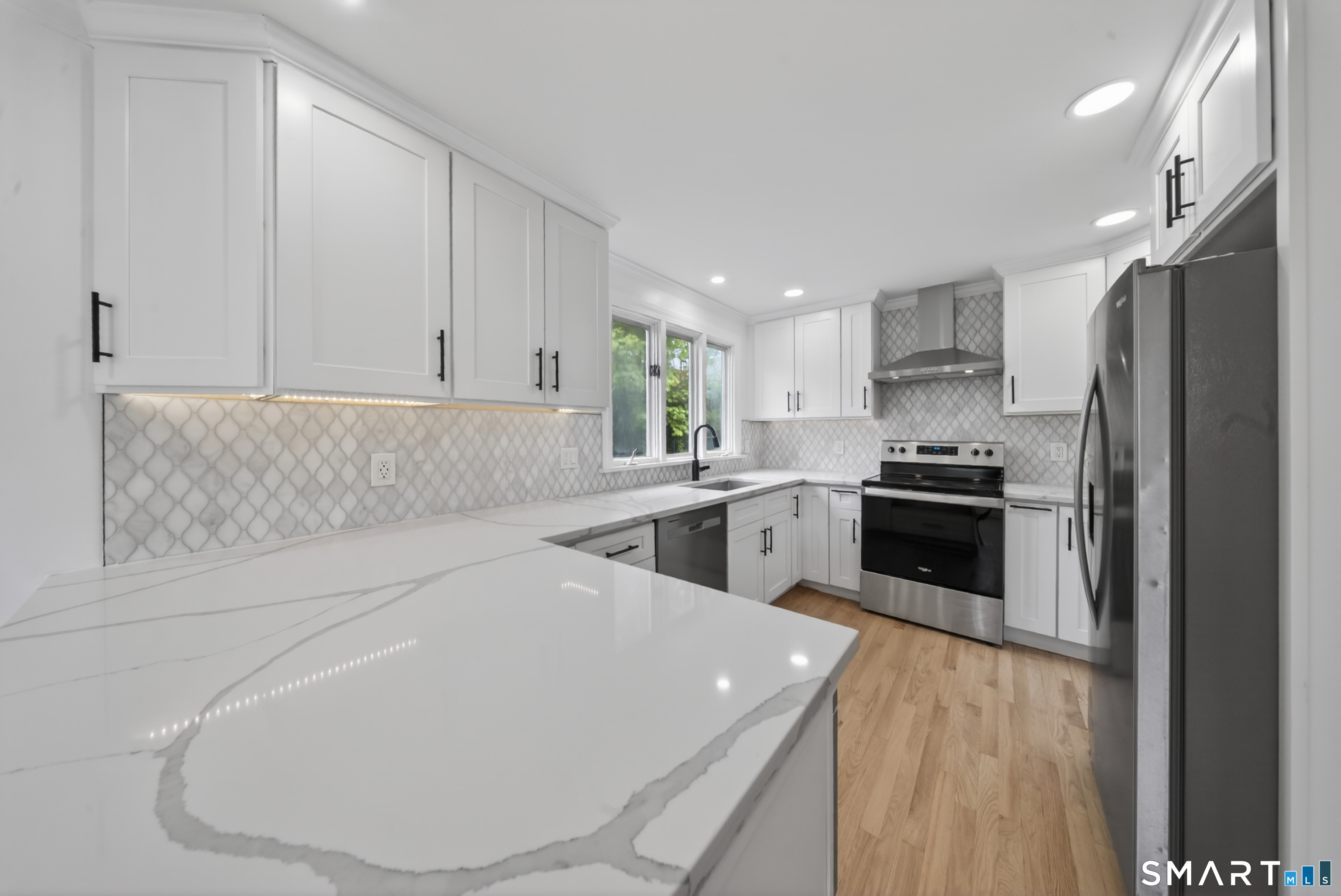 207 Hillcrest Road Bridgeport, CT 06606 - Photo 9 of 28 Kitchen