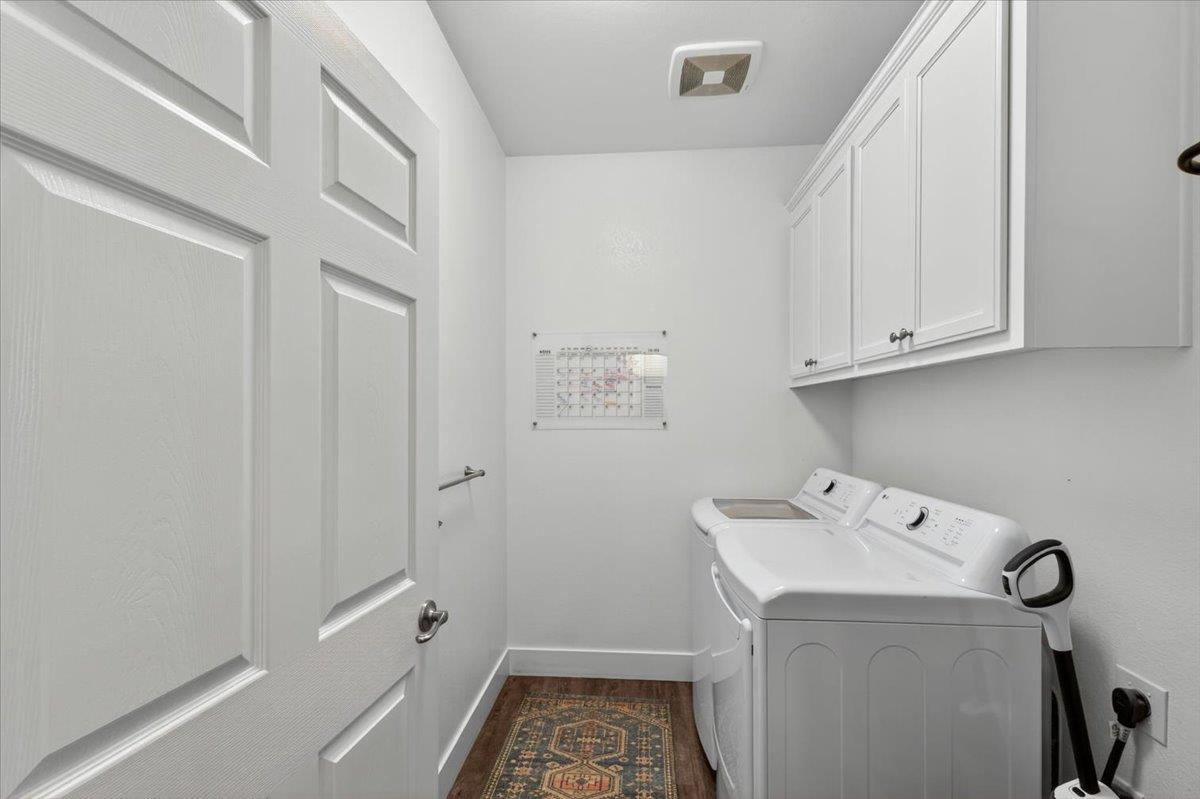 437 Silver Ridge Court Oakdale, CA 95361 - Photo 28 of 41 a bathroom with a sink and a vanity