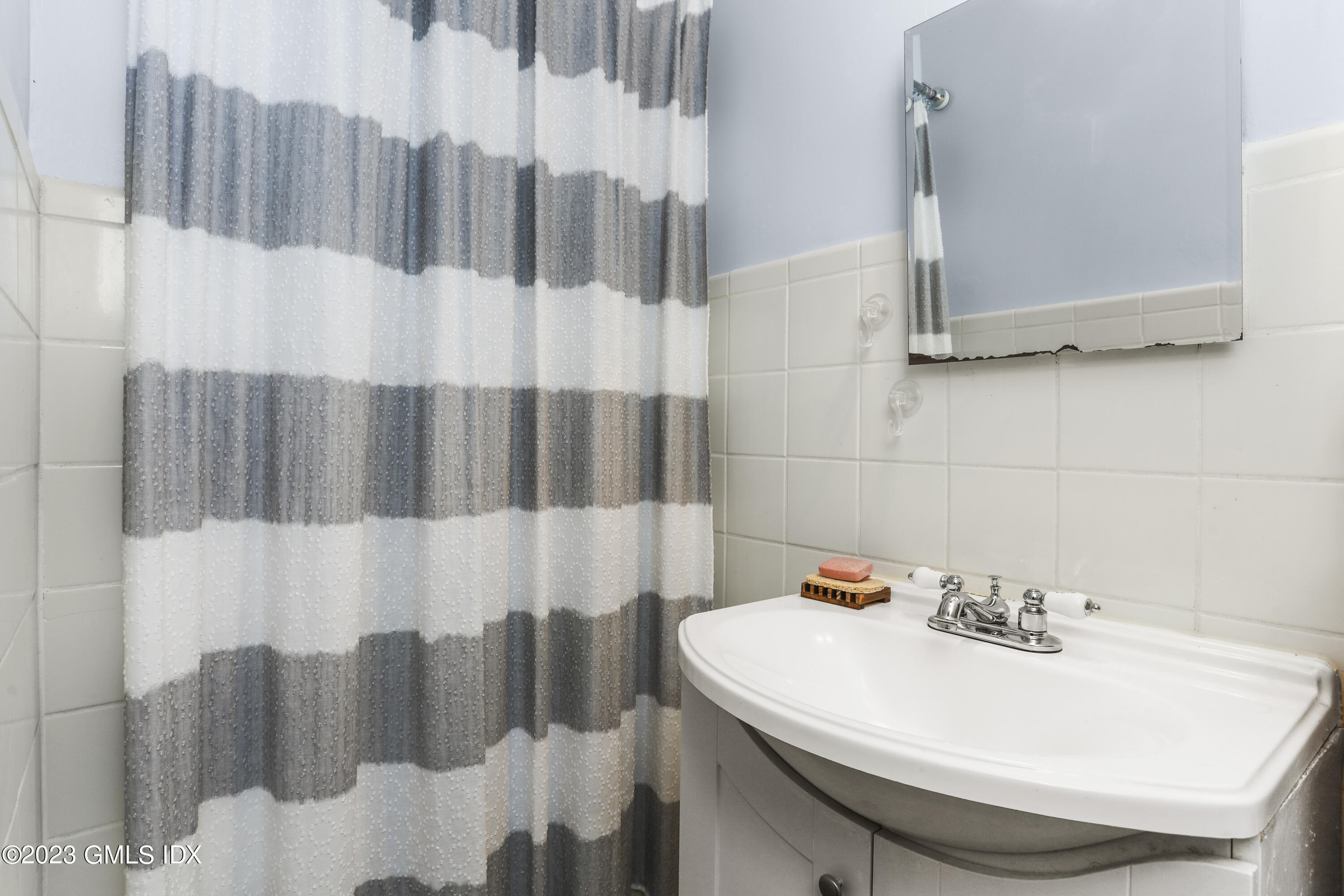 16 Hoover Road Riverside, CT 06878 - Photo 12 of 32 a bathroom with a sink and a mirror