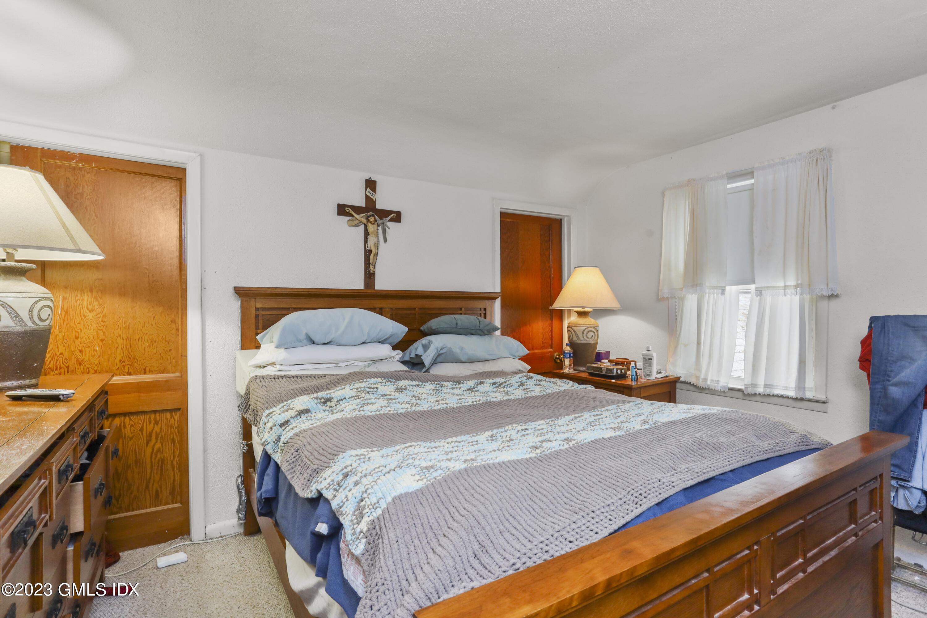 16 Hoover Road Riverside, CT 06878 - Photo 21 of 32 a bedroom with bed and window
