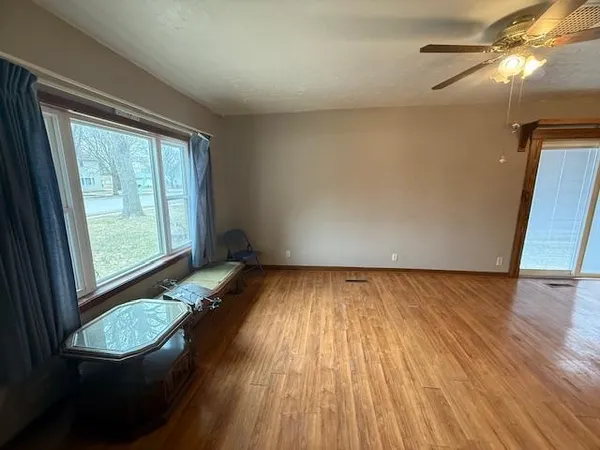 $81,900 | 812 11th Avenue, Clarkfield, MN 56223