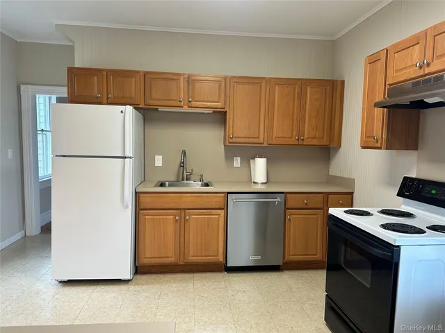 $3,250 | 611 Main Street, Unit B, Greenport, NY 11944