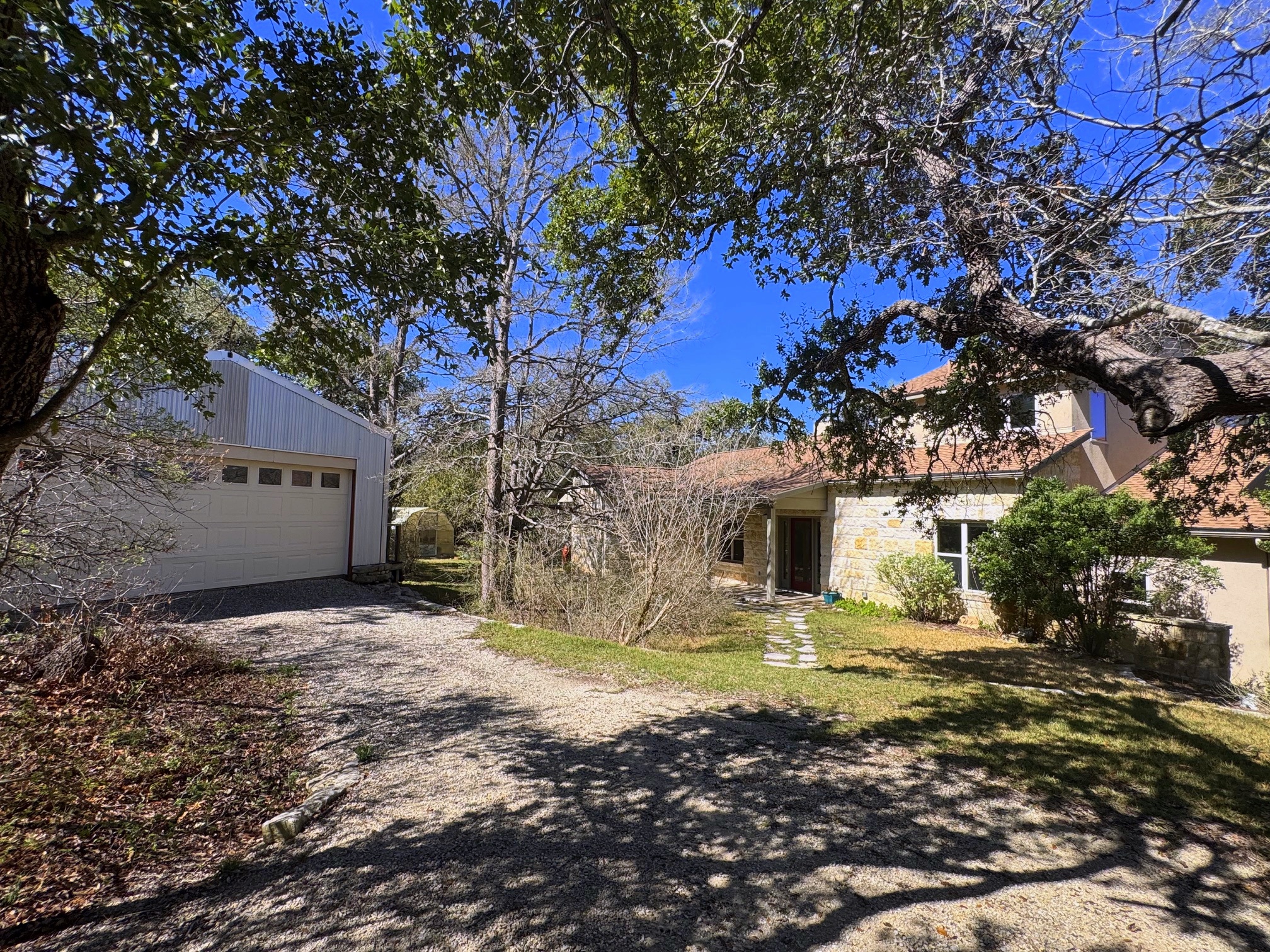 a view of a yard with a tree