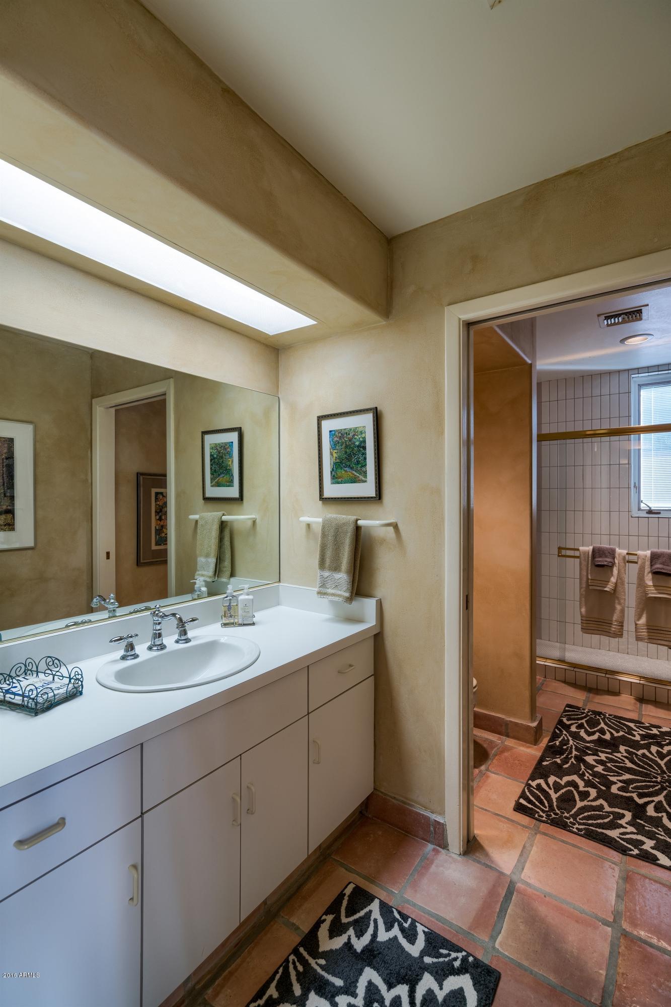 2045 East Bethany Home Road Phoenix, AZ 85016 - Photo 22 of 30 Hall Bath
