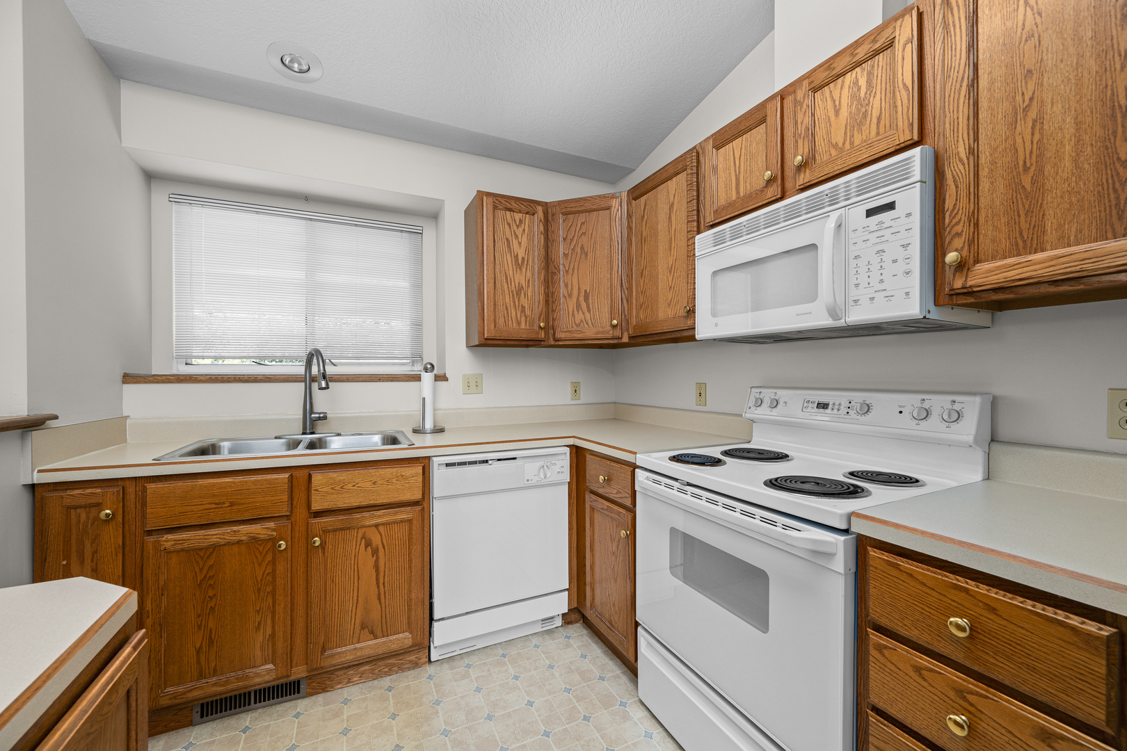 3004 3rd Street, Unit 10 Moline, IL 61265 - Photo 17 of 26