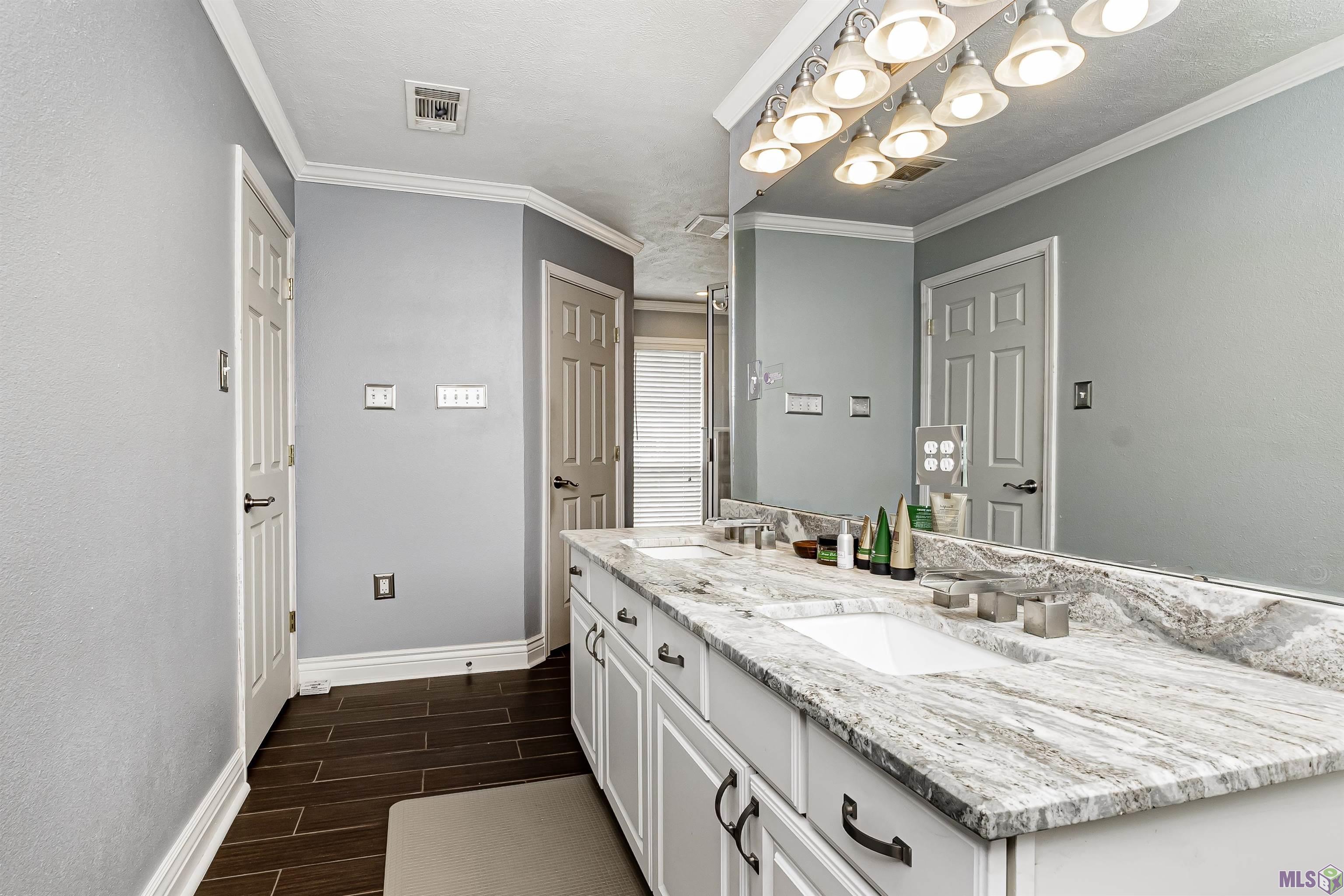 4301 Blueribbon Drive Baton Rouge, LA 70814 - Photo 14 of 21 Dual vanity