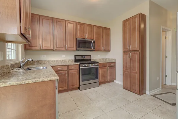 $329,000 | 566 Pinebrook Drive, Bolingbrook, IL 60490