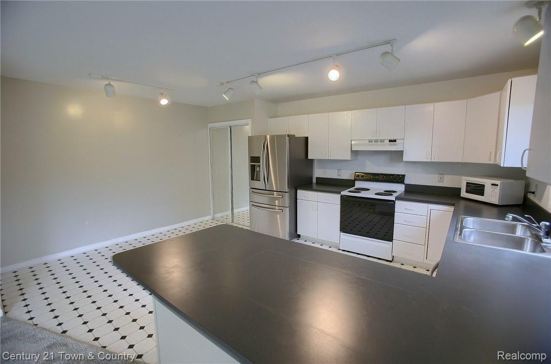 2187 Crystal Drive Rochester, MI 48309 - Photo 7 of 32 Kitchen_2nd_View.jpg