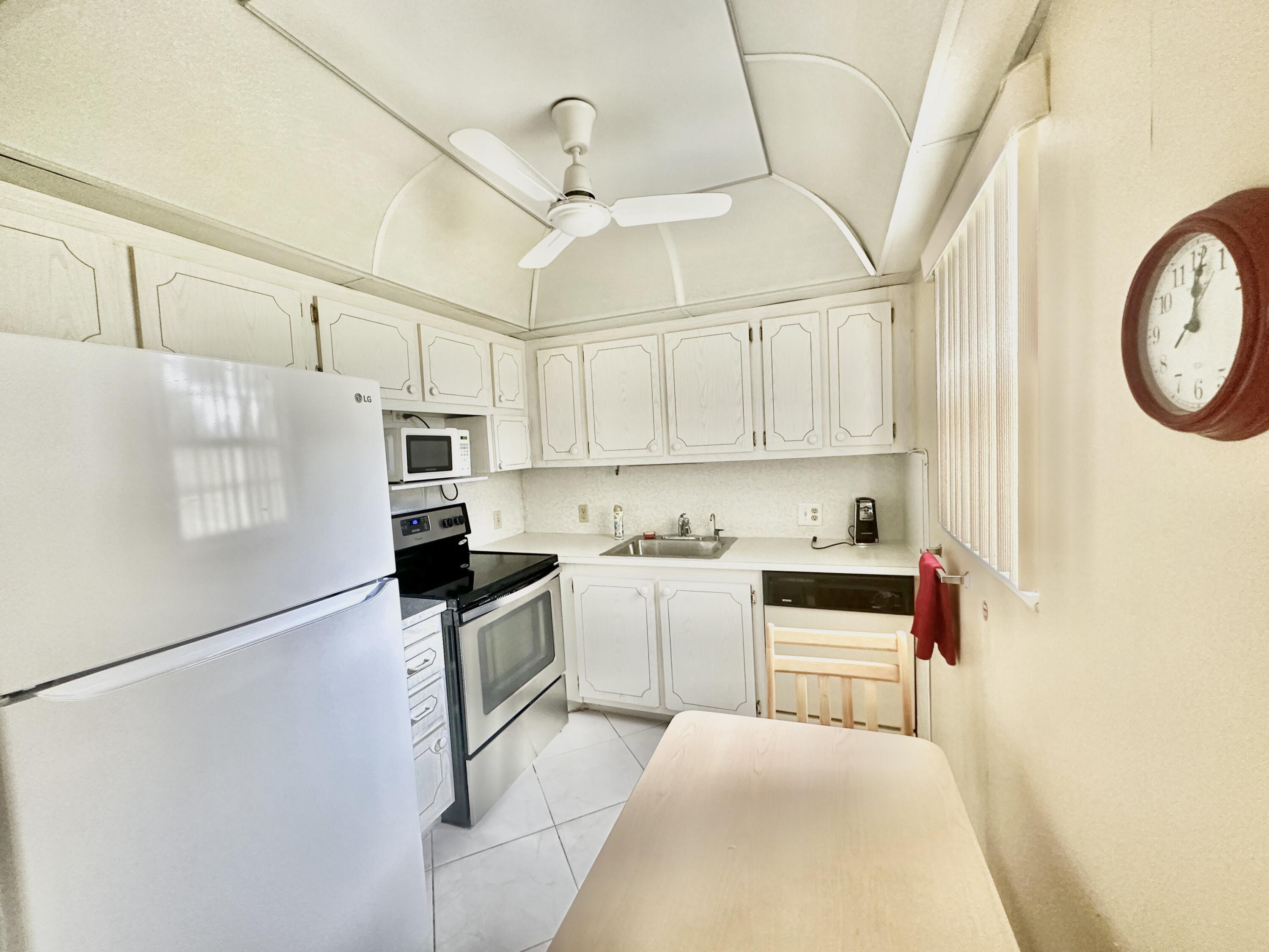 88 Suffolk C, Unit 88 Boca Raton, FL 33434 - Photo 4 of 36 Kitchen
