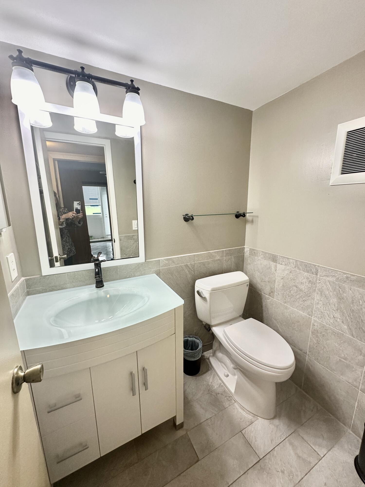 88 Suffolk C, Unit 88 Boca Raton, FL 33434 - Photo 10 of 36 1/2 Bathroom