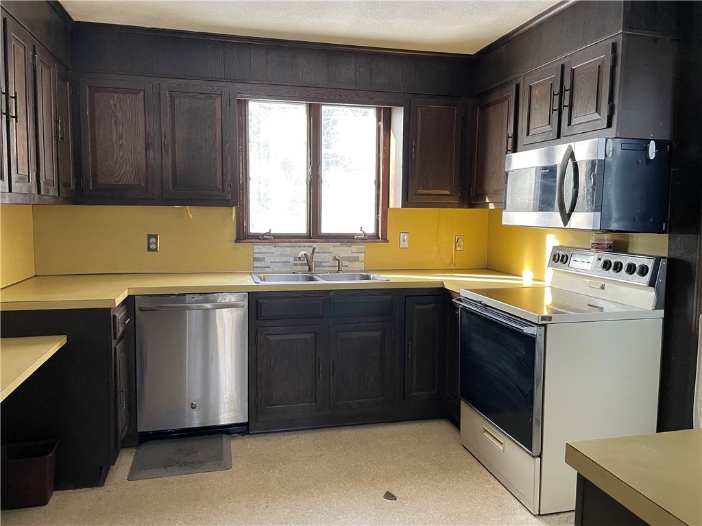 1 Grancera Drive Hopkinton, RI 02832 - Photo 8 of 38