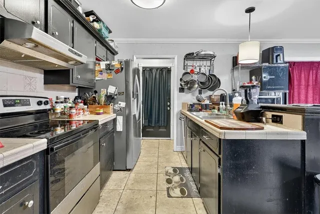 a kitchen that has a lot of cabinets in it