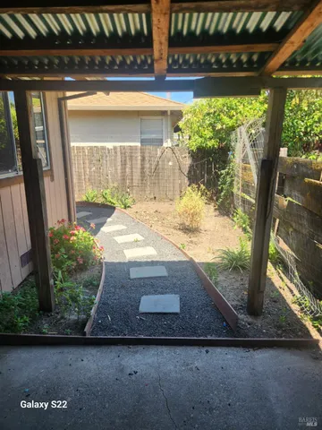 a view of backyard with garden