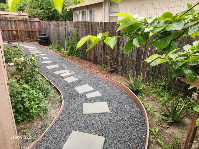 a view of a backyard