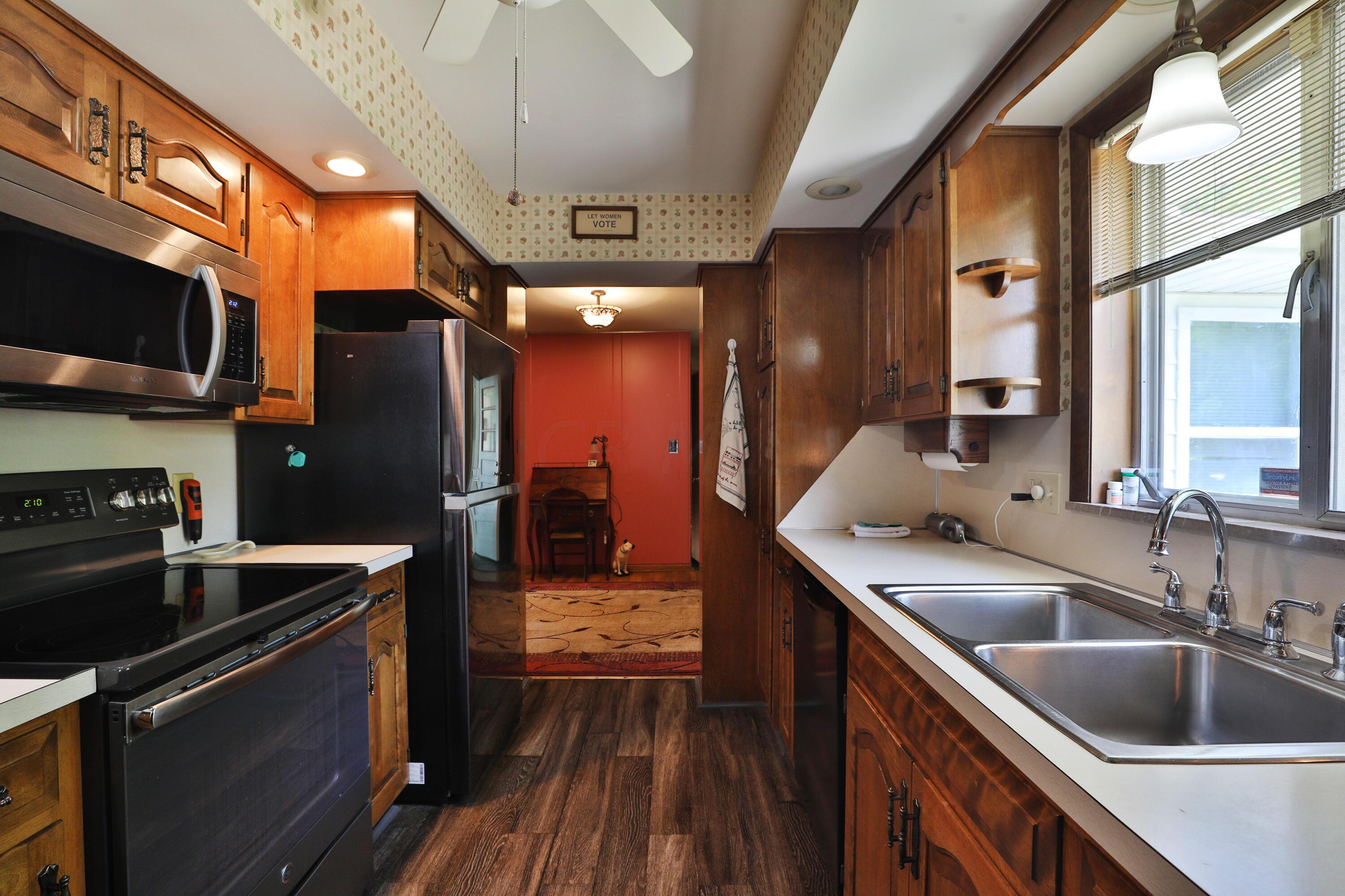810 Salisbury Road Columbus, OH 43204 - Photo 11 of 34 Kitchen