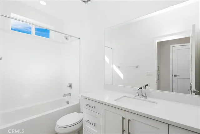 a close up view of a washer and dryer