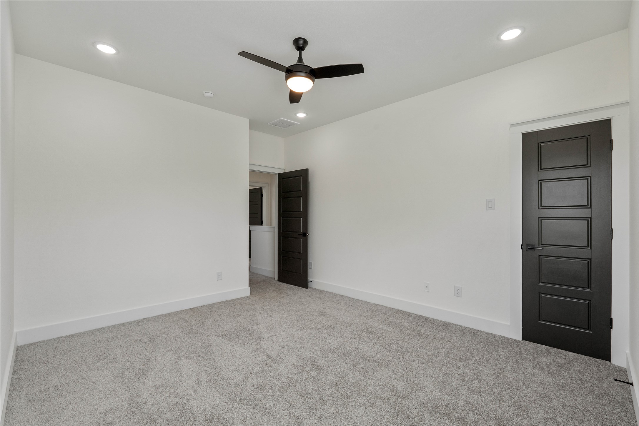 3522 Mansfield Street Houston, TX 77091 - Photo 13 of 18 an empty room with closet and ceiling fan