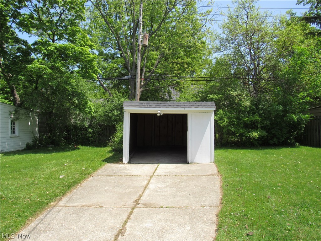 1901 Staunton Road Cleveland, OH 44118 - Photo 26 of 27 garage