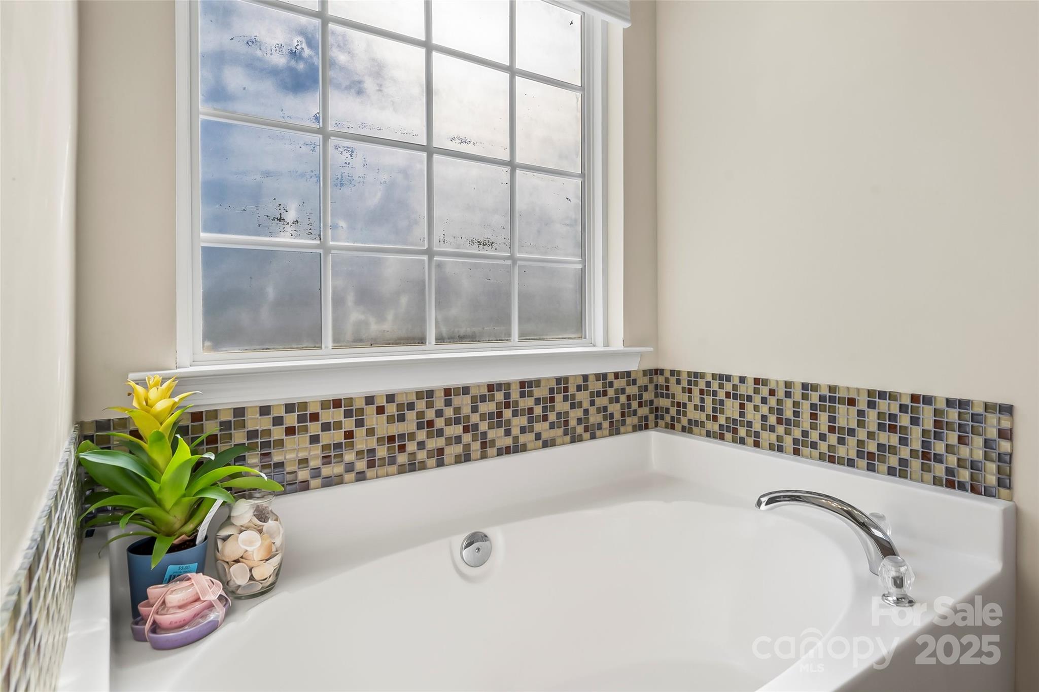 1450 Jc Raulston Court Hickory, NC 28602 - Photo 19 of 35 a bathroom with a bathtub