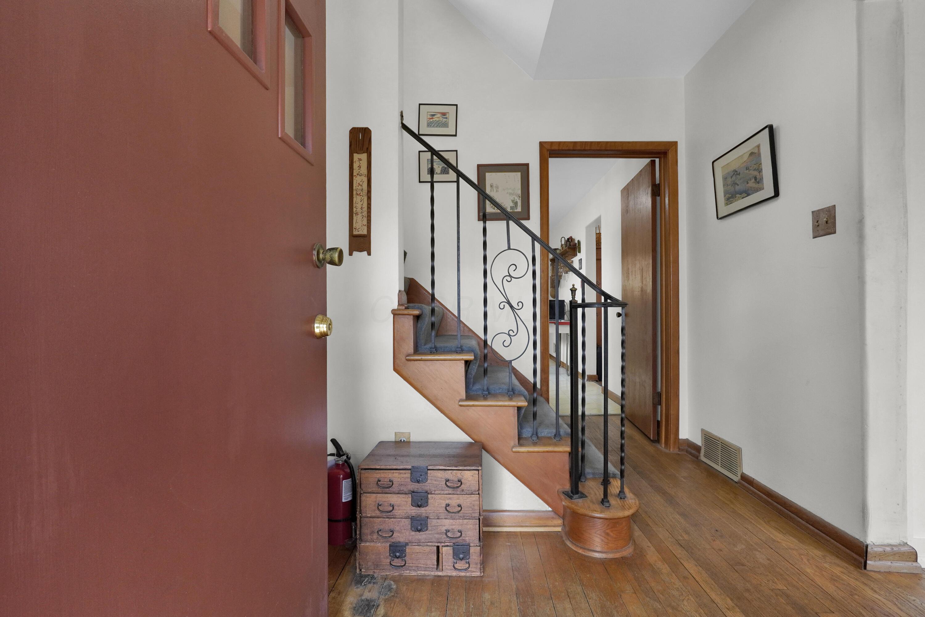 30 East Torrence Road Columbus, OH 43214 - Photo 8 of 36 Much natural wood throughout!