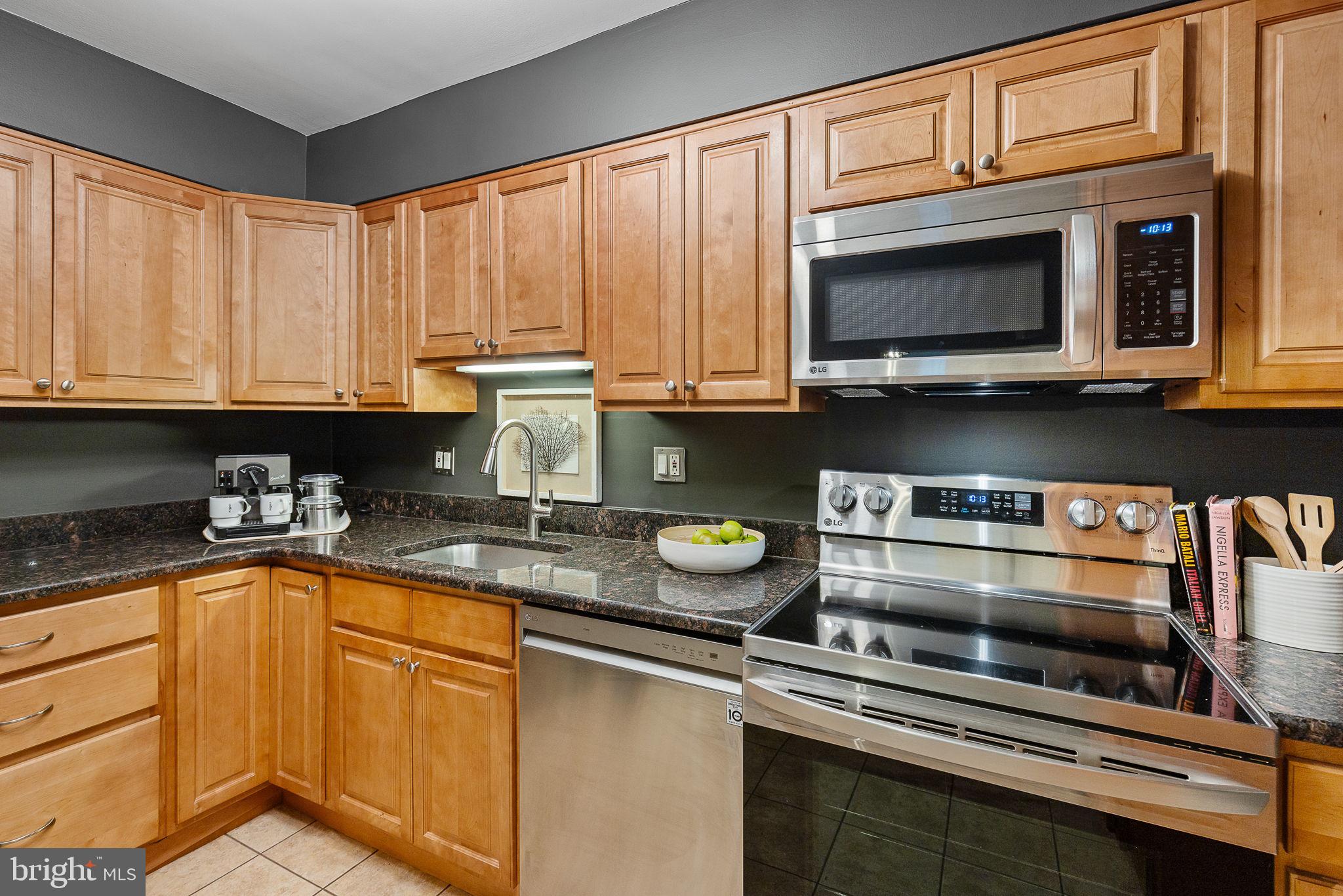 6137 Edsall Road, Unit B Alexandria, VA 22304 - Photo 3 of 28 Stainless Steel Appliances & Oak Cabinetry