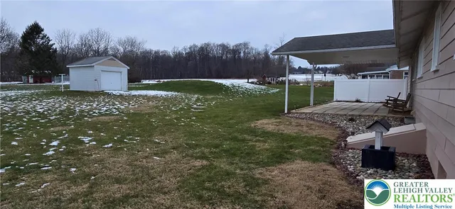 a view of a backyard