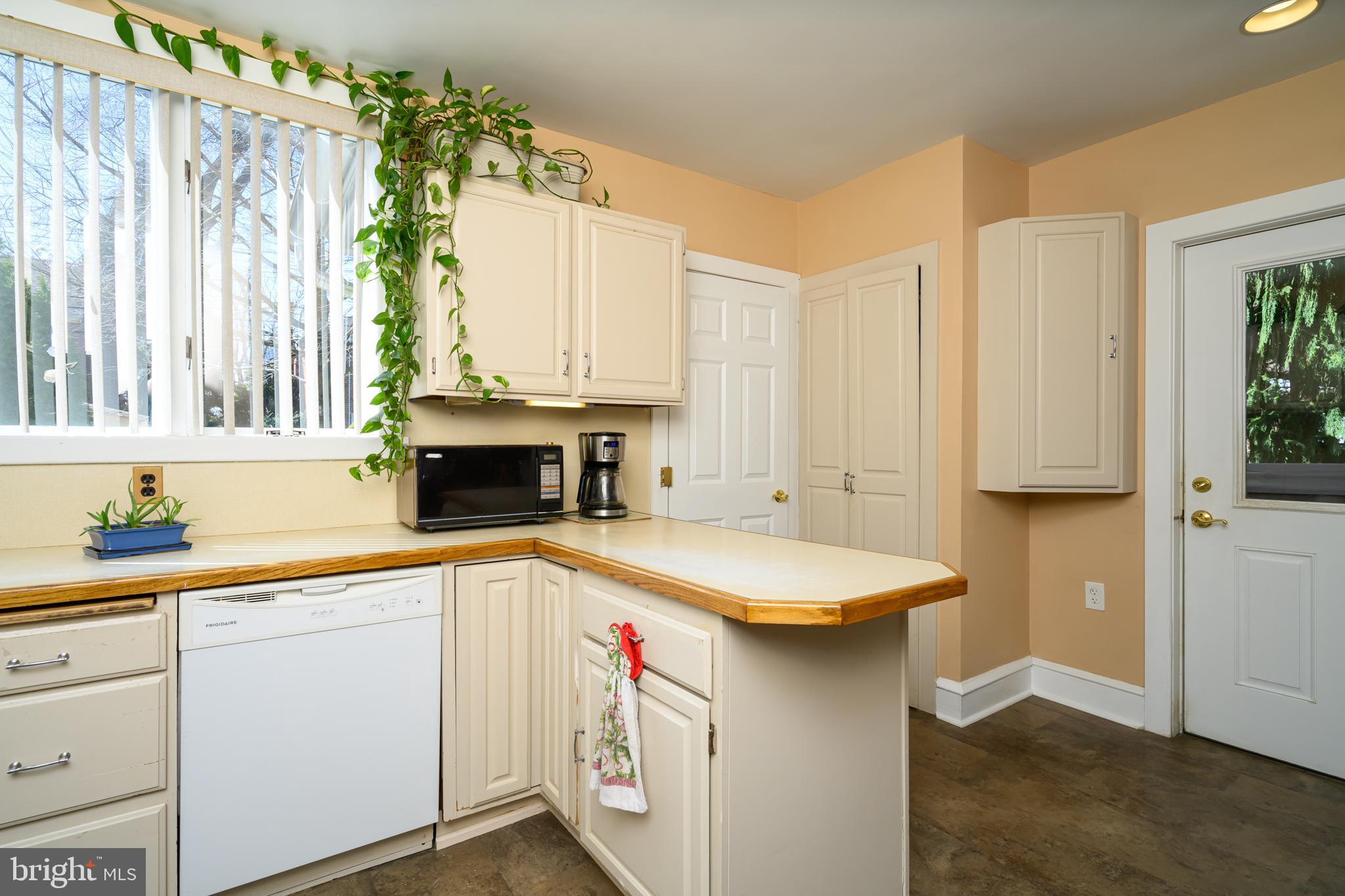 8432 Pembrook Road Philadelphia, PA 19128 - Photo 11 of 25 Kitchen