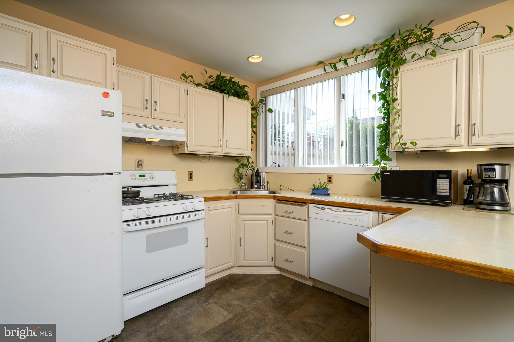 8432 Pembrook Road Philadelphia, PA 19128 - Photo 10 of 25 Kitchen