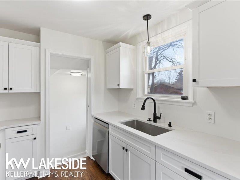 21837 Rausch Avenue Eastpointe, MI 48021 - Photo 10 of 33 50201381-58995e0b-f562-40f7-a649-a720caaa3cfb.JPG