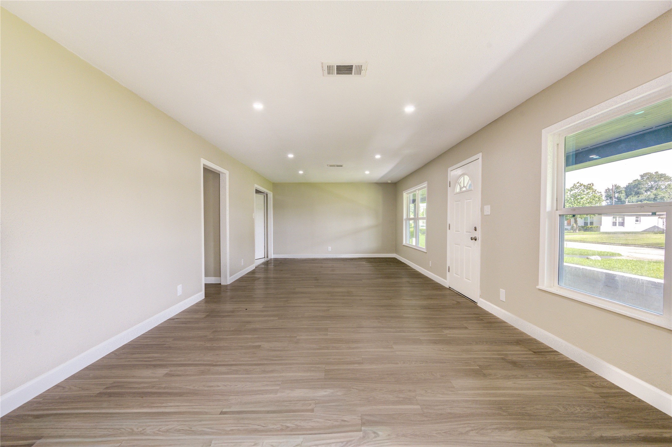4910 Eppes Street Houston, TX 77021 - Photo 3 of 28 Living Room
