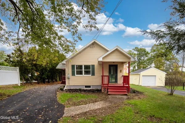 $1,995 | 644 Delaware Avenue, Bethlehem, NY 12054