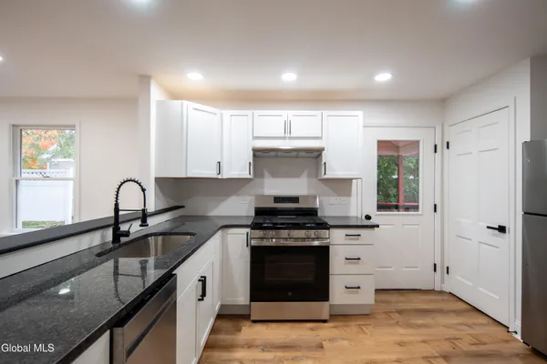 $1,995 | 644 Delaware Avenue, Bethlehem, NY 12054