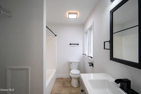 $1,995 | 644 Delaware Avenue, Bethlehem, NY 12054